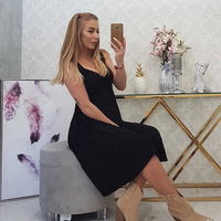 Suknelė su plačiomis petnešėlėmis juoda