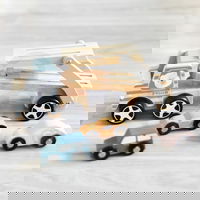 Medinė priekaba su žaisliniais automobiliais
