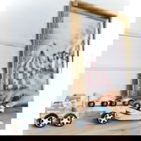 Medinė priekaba su žaisliniais automobiliais