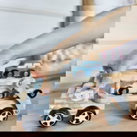 Medinė priekaba su žaisliniais automobiliais