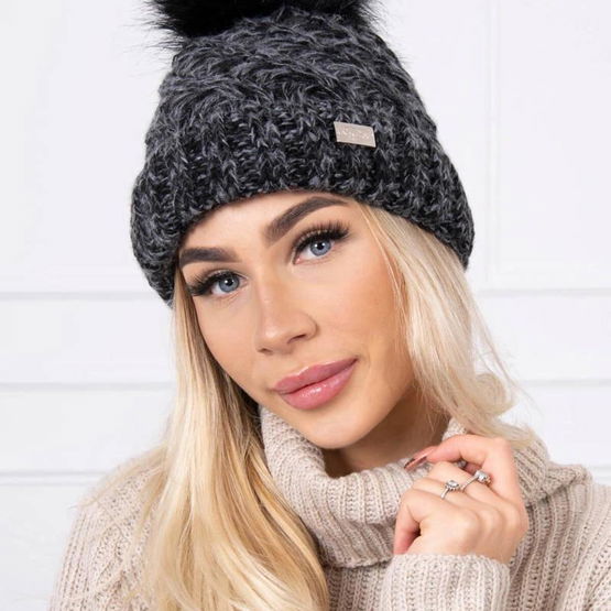 Juoda žieminė kepurė