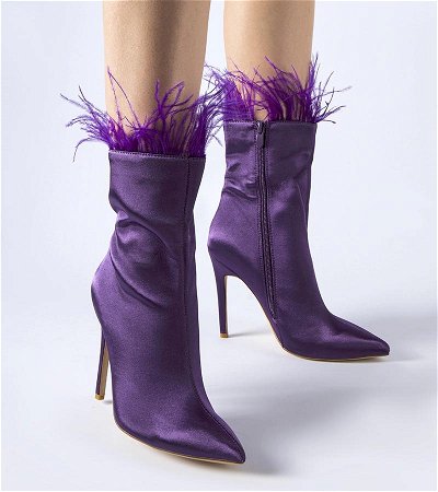 Violetiniai batai, puošti plunksnomis
