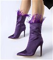 Violetiniai batai, puošti plunksnomis