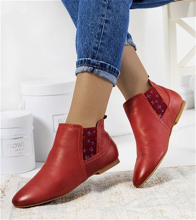 raudoni matiniai batai suvarstomi ant batų
