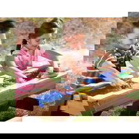 AXI Nick pikniko stalas su suoliuku, skėčiu ir vandens/smėlio talpyklomis