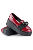 Lakuoti raudoni moteriški batai su platforma