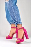 Fuksijų spalvos aukštakulniai sandalai su sagtimis