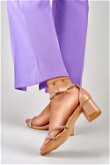 Elegantiški blizgūs smėlio spalvos moteriški sandalai