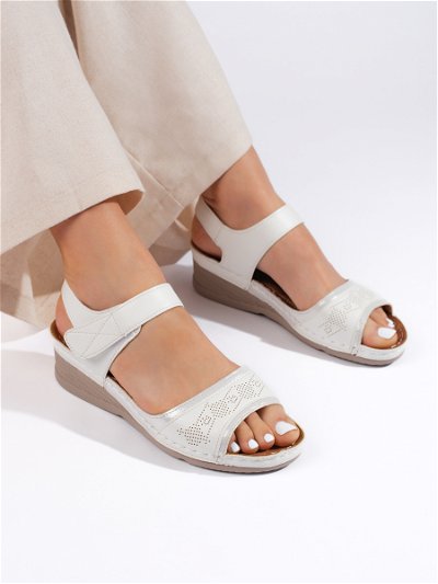 Balti moteriški sandalais su dirželiu