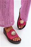 odiniai moteriški sandalai su aukso spalvos detale, fuksijos spalvos