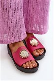 odiniai moteriški sandalai su aukso spalvos detale, fuksijos spalvos