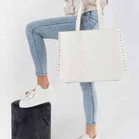Didelis baltas rankinukas shopper su kniedėmis (POL85990)