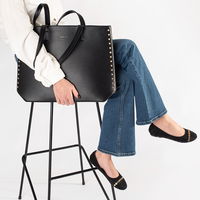 Didelė juoda Shopper“ rankinė su kniedėmis (POL85991)