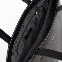 Didelė juoda Shopper“ rankinė su kniedėmis (POL85991)