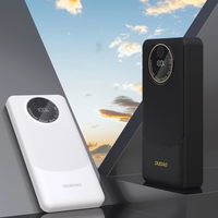 Juodas 10000 mAh išorinis įkroviklis su USB-C ir USB-A
