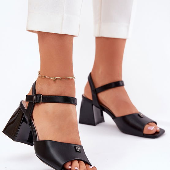 Moteriškos juodos basutės su kulniuku ir sagtimi Step in Style (LKK213186)