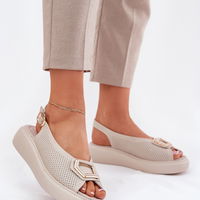 Moteriškos smėlio spalvos vasarinės odinės sandalės su platforma Step in Style (LKK213458)
