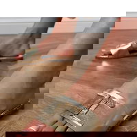 Moteriškos auksinės šlepetės su metaline sagtimi PRIMO (LKK214564)