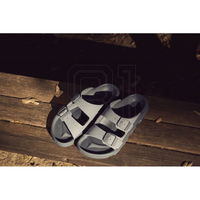 Vyriškos juodos šlepetės su reguliuojamais dirželiais Birkenstock