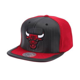 Kepurė su snapeliu juoda-raudona odinė NBA Chicago Bulls Mitchell & Ness