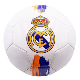 Futbolo kamuolys baltas su Real Madrid logotipu lauko žaidimams