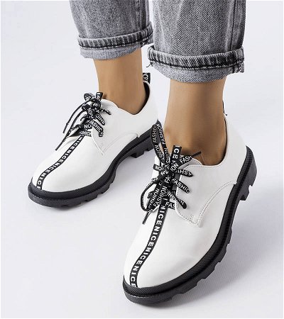 Balti batai kontrastingais Hanifan padais